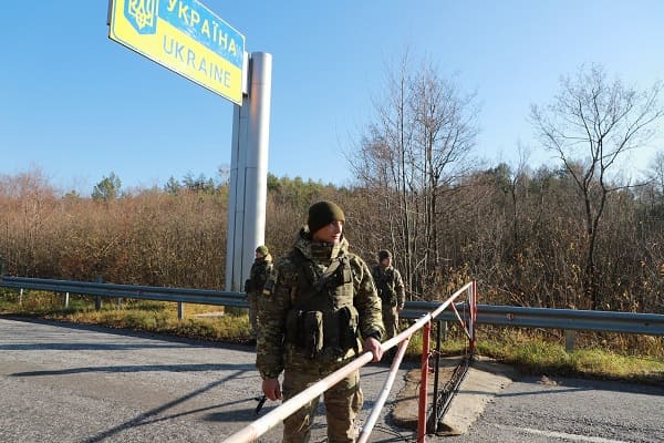 “Хто тепер зможе виїхати за кордон?”: В Україні змінили правила виїзду чоловіків за кордон