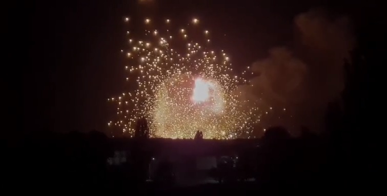 “Так потужно і красиво ще не вибухало”: ЗСУ в окупованій Новій Каховці перетворили склад окупантів на палаючий феєрверк (Відео)