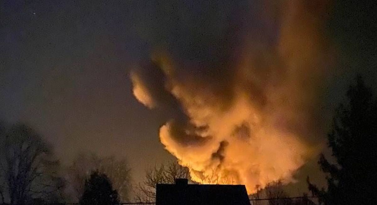 У Білорусі на військовому аеродромі “Зябровка” було чутно вибухи і видно спалахи