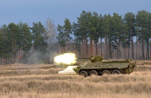 Лютий бій в Лимані: У мережі опубілкували відео, як наш БТР розносить російський танк разом з окупантами (ВІДЕО)