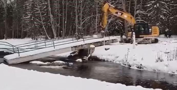 Цивілізований світ продовжує відгороджуватись від дuкого режиму. Латвія знесла міст на кордоні з Росією та Білоруссю