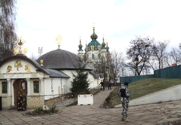 А не краще використати в інших цілях?: Суд зобов’язав УПЦ МП біля Десятинної церкви, знести Храм