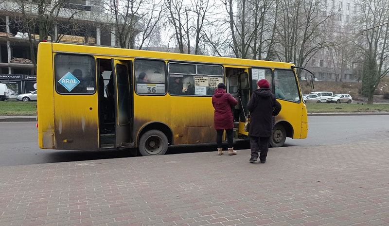 У Львові маршрутник виганяв з автобуса матір загиблого захисника, яка їхала з кладовища