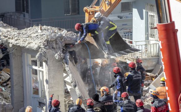 “Дивом уціліли”: У Туреччині після 4 днів перебування під завалами, живими дістали українку та її 4-річного сина