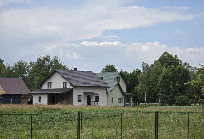 Одна тільки мить перевернула все в його душі. Тепер він ненавидів цю рідну пляму, це біляве волосся. Чужий малюк, чужий син! Ех, Машо, Машо, як же ти могла? Адже працював тільки для тебе і дітей.