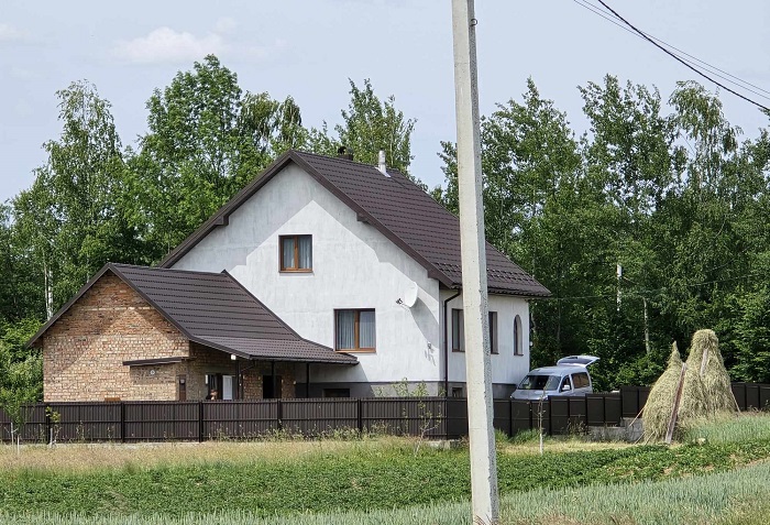 Ти її навіщо сюди притяг? Ти тепер накажеш нам на головах один у одного сидіти? Де вона житиме?