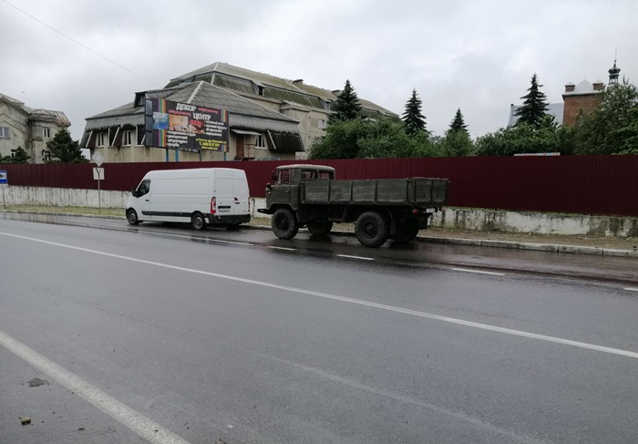 Тільки зараз він зрозумів якусь помилку зробив. Піддавшись емоціям, лишився з носом. І дружині не потрібний, і коханці не здався. Треба було раніше думати головою