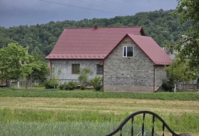 Чоловік спочатку приховував стосунки на стороні і навіть вдавав, що підтримував Іру, сподівався на її одужання, але потім його участі поменшало. Ірина розуміла, що чоловік не захотів витрачати час на догляд за хворою дружиною. Вона навіть намагалася змиритись із цим. Єдине, про що вона просила чоловіка: подбати про Кирила і допомогти йому пережити хворобу матері.