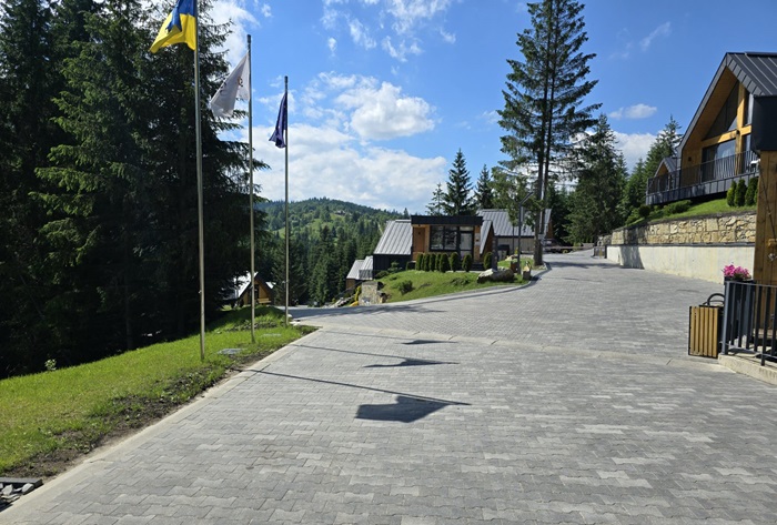 Та ти жодного дня не працювала у своєму житті. Трудової нема, тобі сорок вісім років, хто тебе на роботу візьме? Якщо тільки підлогу мити